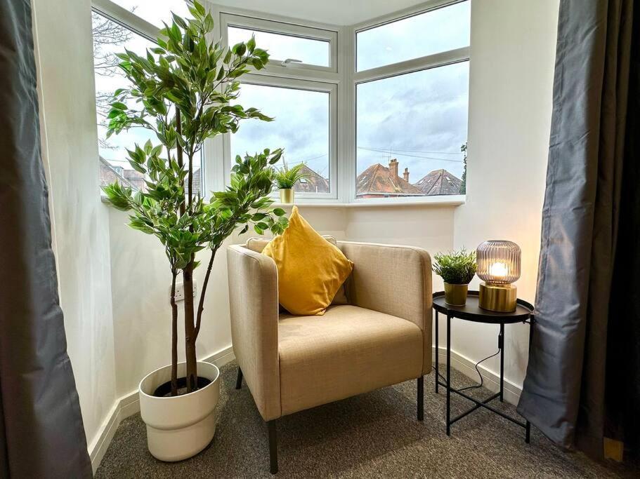 Spacious Bournemouth Group Haven: 8-Bedroom Comfort Near Town & Beach Exterior photo