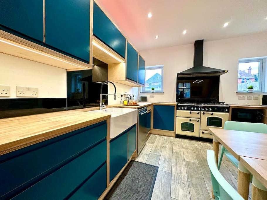 Spacious Bournemouth Group Haven: 8-Bedroom Comfort Near Town & Beach Exterior photo