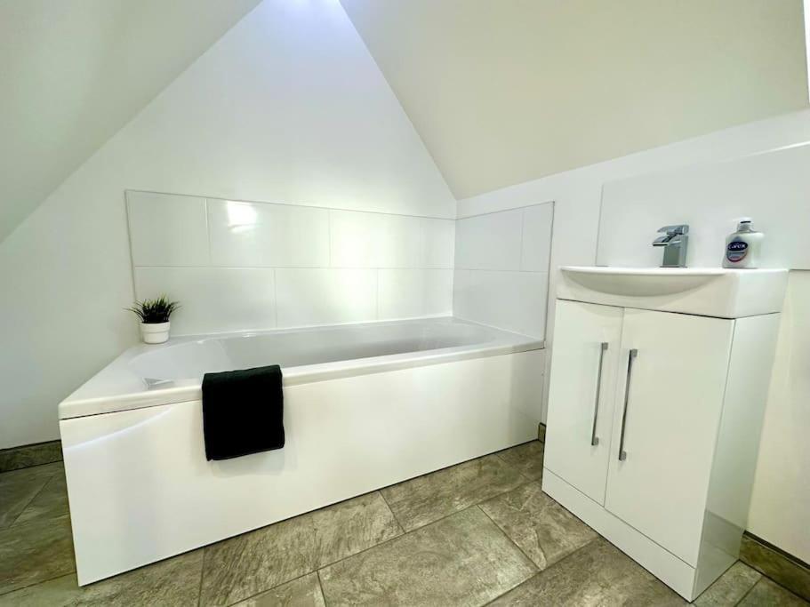 Spacious Bournemouth Group Haven: 8-Bedroom Comfort Near Town & Beach Exterior photo