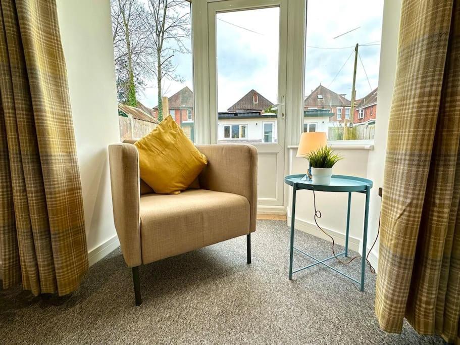 Spacious Bournemouth Group Haven: 8-Bedroom Comfort Near Town & Beach Exterior photo
