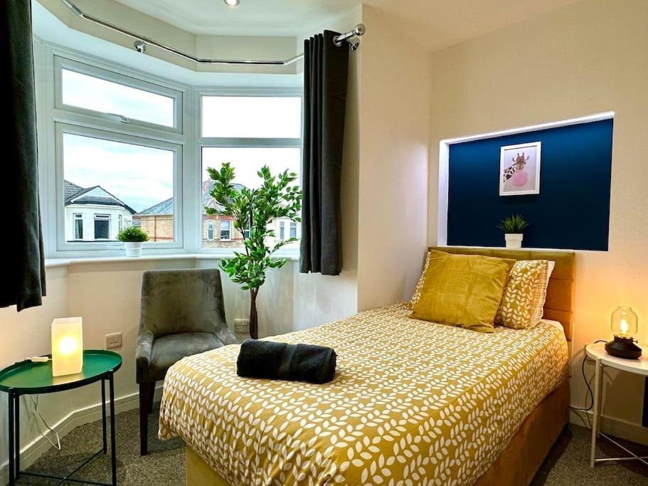 Spacious Bournemouth Group Haven: 8-Bedroom Comfort Near Town & Beach Exterior photo