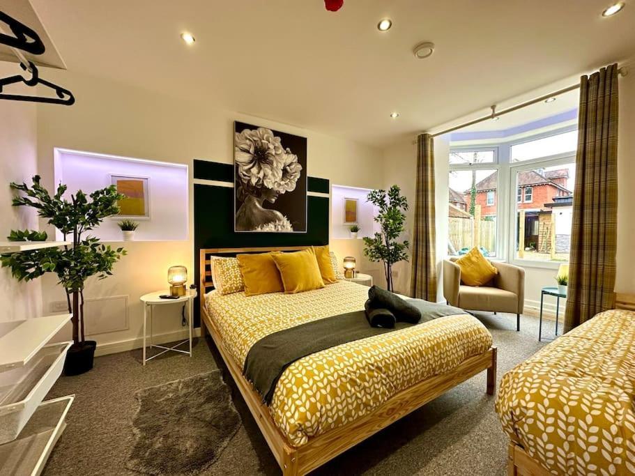 Spacious Bournemouth Group Haven: 8-Bedroom Comfort Near Town & Beach Exterior photo