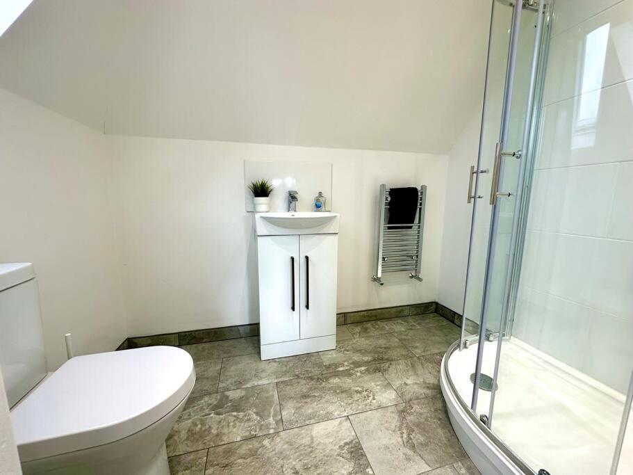 Spacious Bournemouth Group Haven: 8-Bedroom Comfort Near Town & Beach Exterior photo