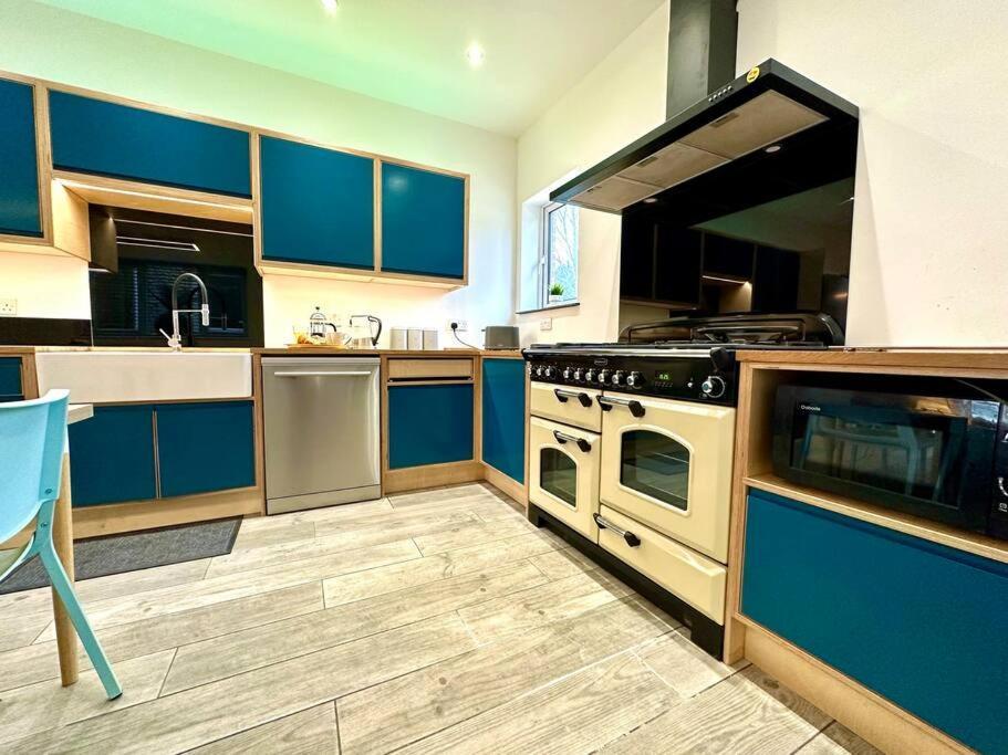 Spacious Bournemouth Group Haven: 8-Bedroom Comfort Near Town & Beach Exterior photo