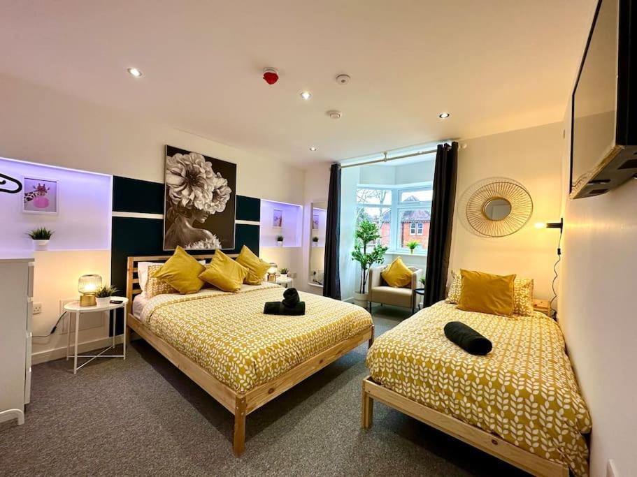 Spacious Bournemouth Group Haven: 8-Bedroom Comfort Near Town & Beach Exterior photo