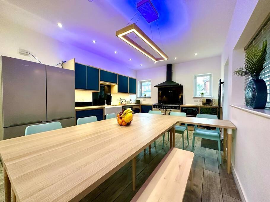 Spacious Bournemouth Group Haven: 8-Bedroom Comfort Near Town & Beach Exterior photo