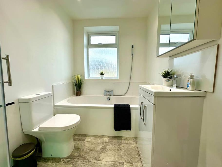 Spacious Bournemouth Group Haven: 8-Bedroom Comfort Near Town & Beach Exterior photo