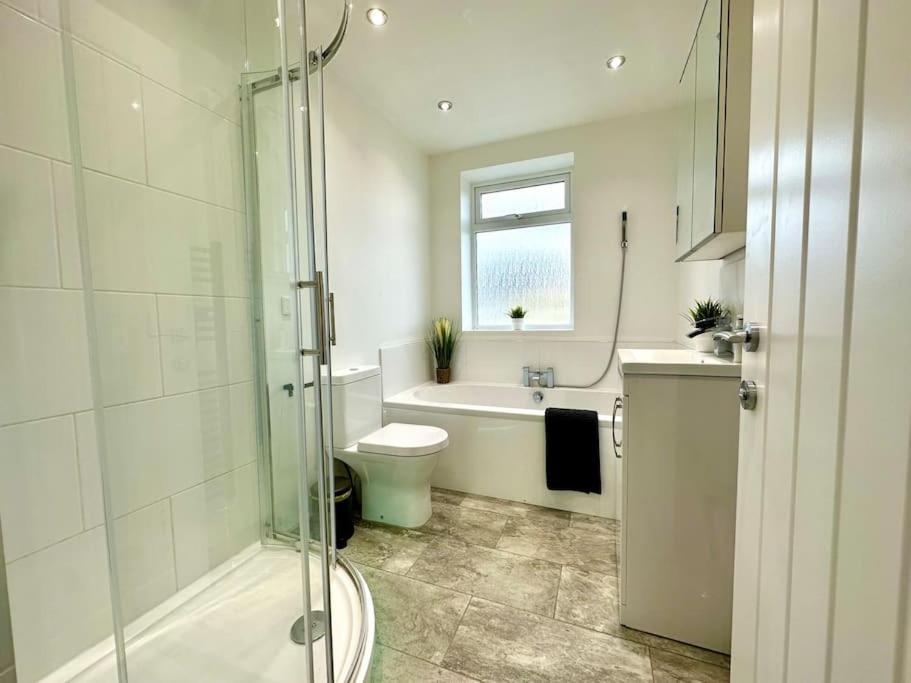 Spacious Bournemouth Group Haven: 8-Bedroom Comfort Near Town & Beach Exterior photo