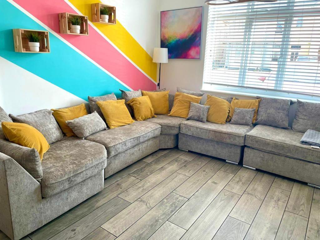 Spacious Bournemouth Group Haven: 8-Bedroom Comfort Near Town & Beach Exterior photo